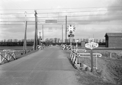 167605 Gezicht op de met AKI's beveiligde spoorwegovergang in de Rottumerweg bij Heerenveen.